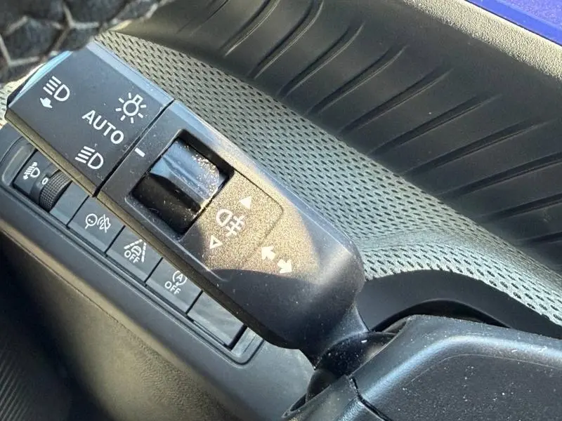 Gros plan sur la commande des feux et clignotants dans l’habitacle d’une Citroën C3 2025 Noir Perla Nera.