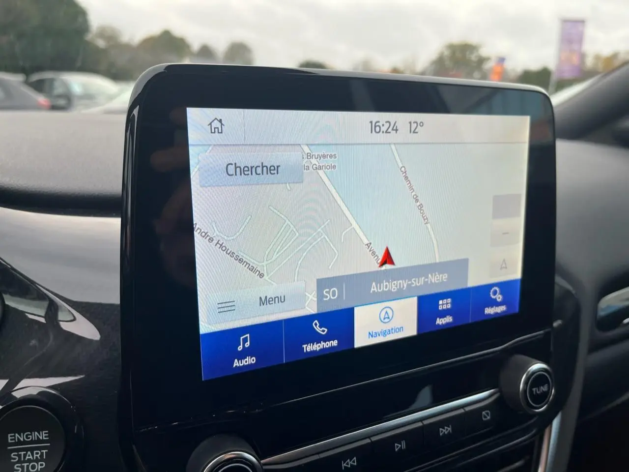 Écran tactile de navigation intérieure du Ford Puma 2022 montrant la carte et les options multimédia.