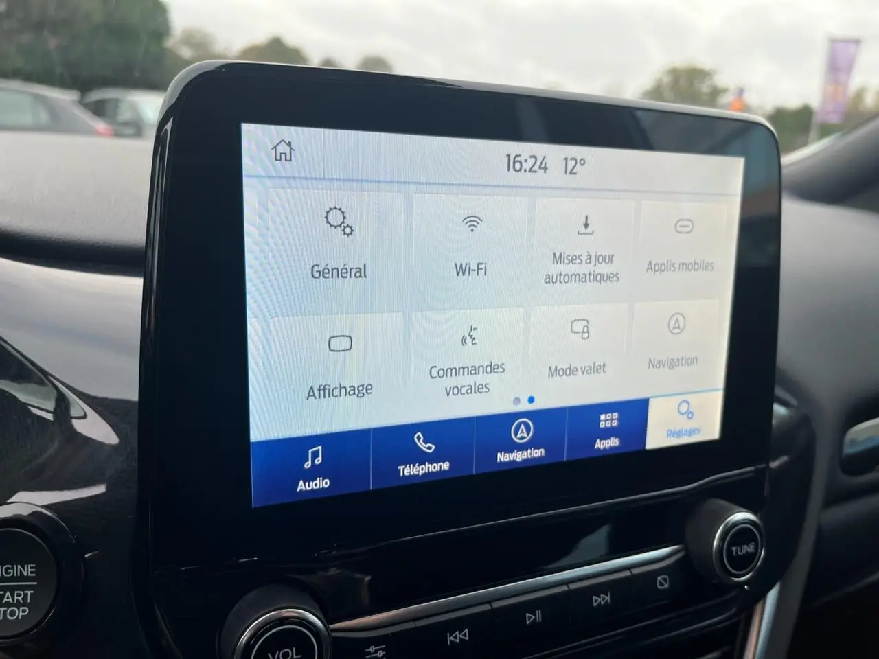 Écran tactile central du Ford Puma 2022 affichant les réglages, avec commandes audio et navigation visibles.