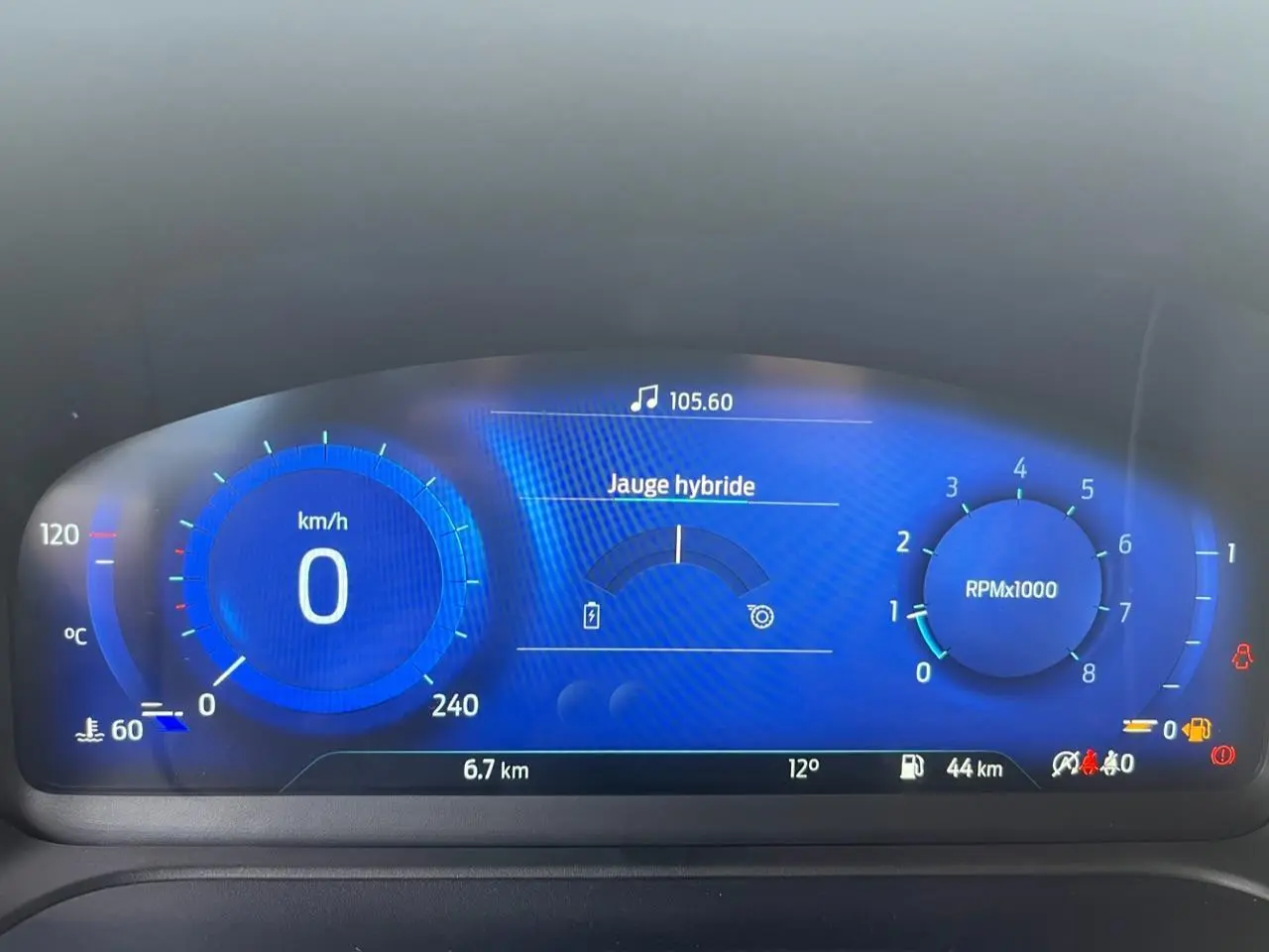 Tableau de bord numérique bleu de la Ford Puma 2022, affichant jauge hybride et compte-tours à 0 rpm.