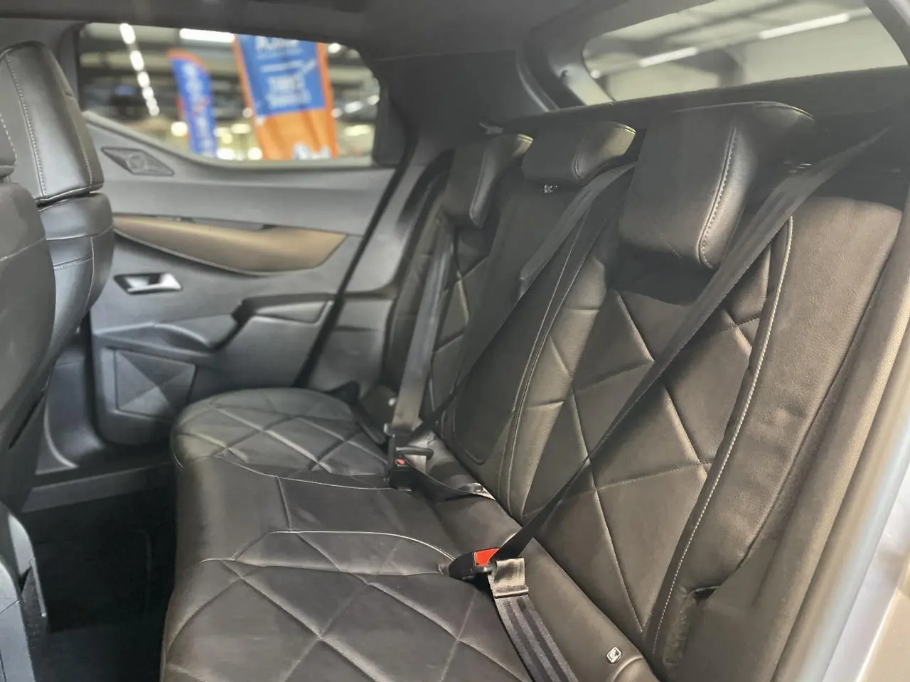 Vue latérale droite des sièges arrière en cuir noir matelassé du DS3 Crossback 2020 finition So Chic.