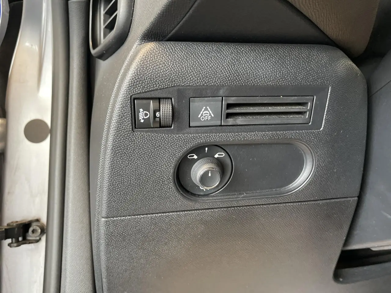 Détail du tableau de bord côté gauche du DS3 Crossback gris Artense, avec commandes d'éclairage et ventilation.