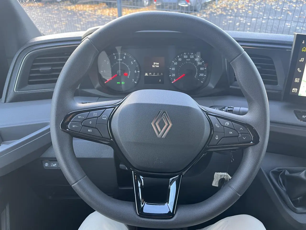 Vue frontale du volant noir du Renault Master 2025 avec tableau de bord digital et commandes intégrées.