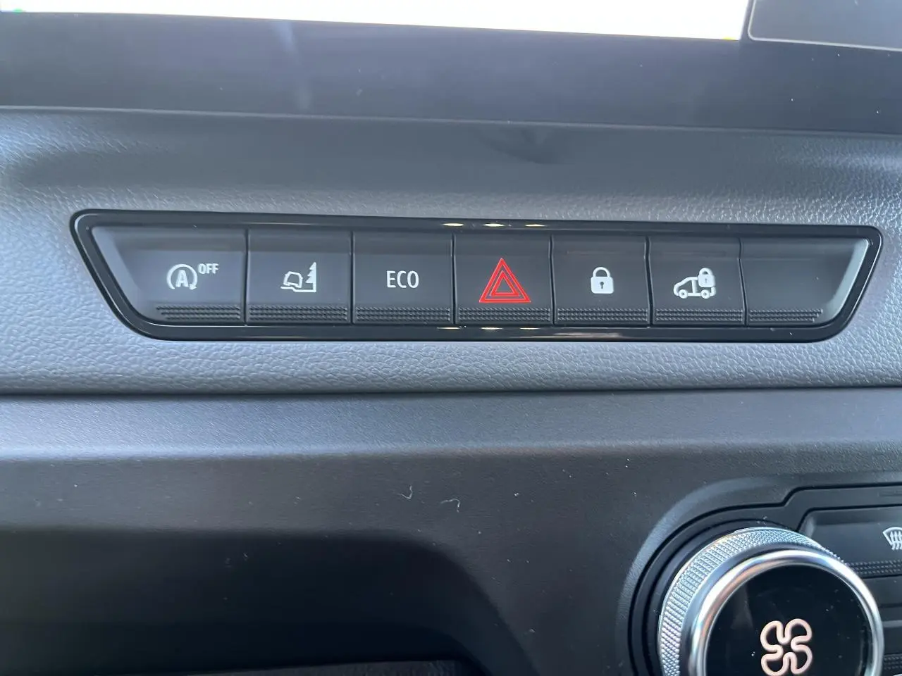 Vue rapprochée des boutons de commande sur la planche de bord du Renault Master blanc, avec alerte et verrouillage.