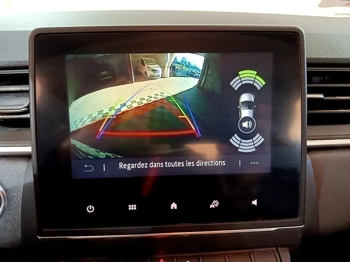 Écran tactile central montrant la caméra de recul avec aide au stationnement du Renault Captur Business noir, vue intérieure.