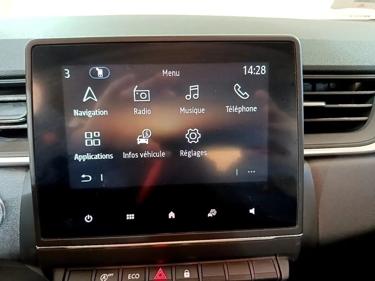 Écran tactile central du tableau de bord du Renault Captur Business noir, affichant le menu principal multimédia.