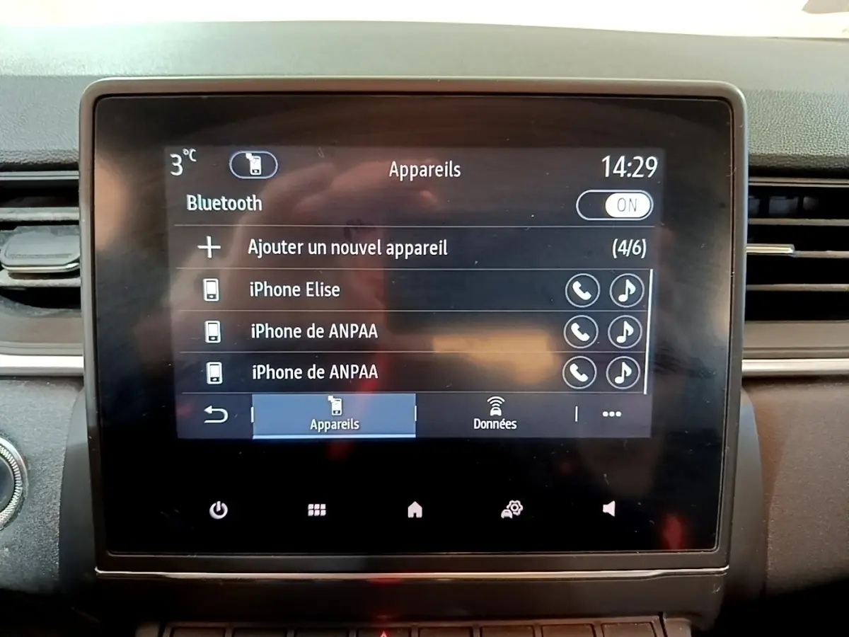 Écran tactile central du tableau de bord du Renault Captur Business noir, affichant la connexion Bluetooth et les appareils appairés.