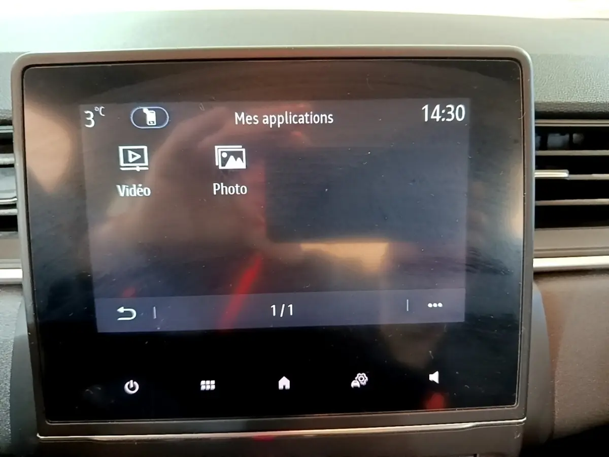 Écran tactile central du tableau de bord du Renault Captur Business 2021 affichant les applications vidéo et photo.