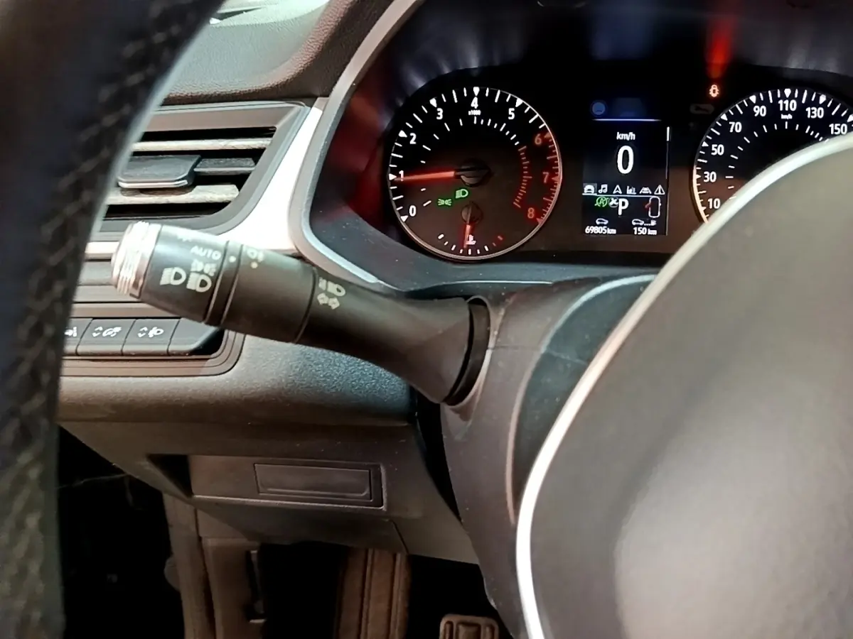 Vue rapprochée du combiné d'instruments et du volant noir du Renault Captur Business TCe 140 EDC FAP 2021.