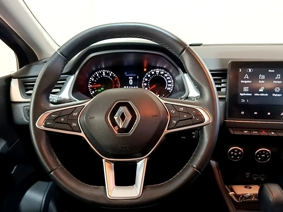 Vue rapprochée du volant multifonctions noir et du tableau de bord digital du Renault Captur Business 2021.