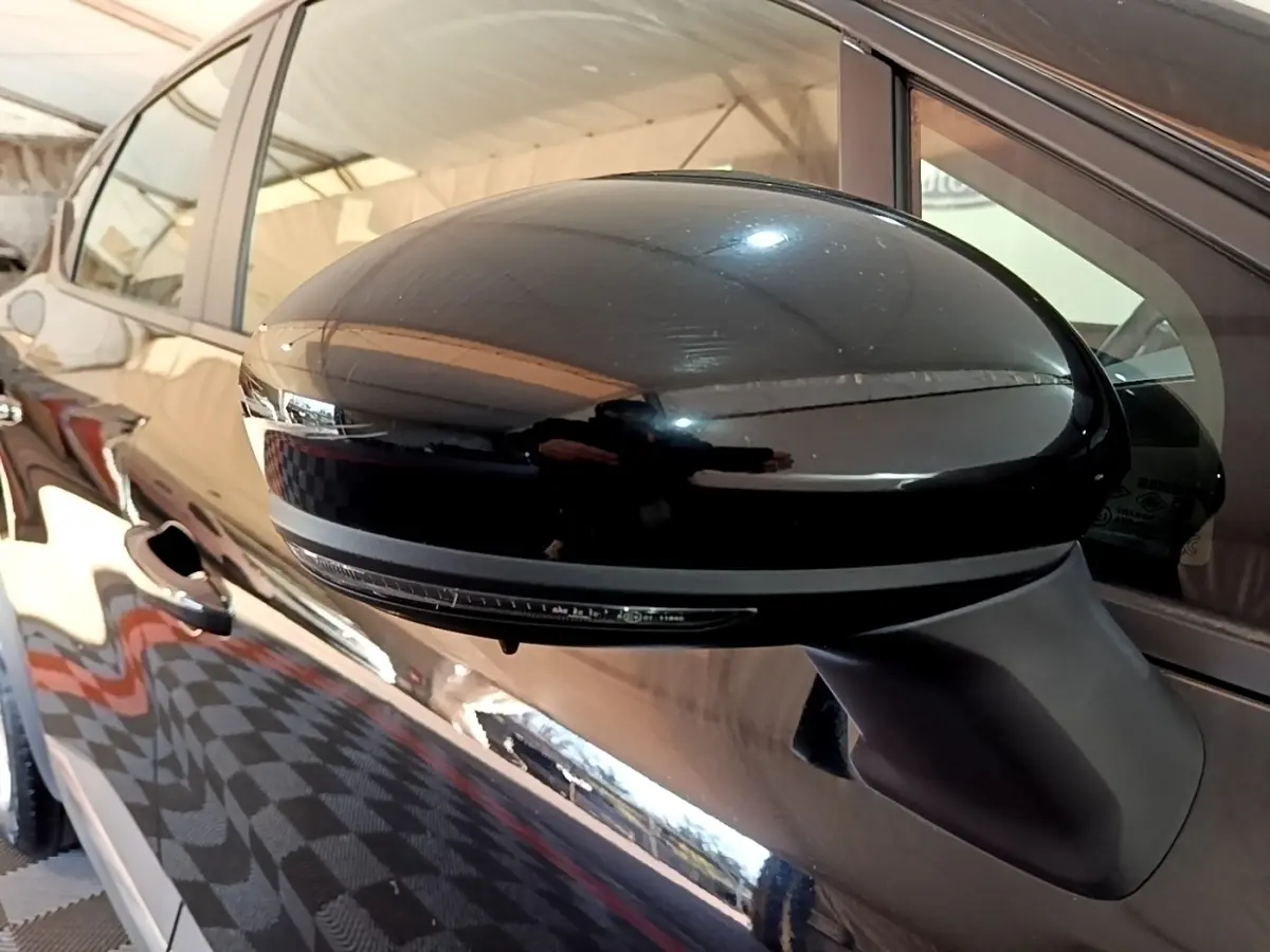 Rétroviseur côté droit noir brillant du Renault Captur Business TCe 140, vue rapprochée sur la portière et la vitre.