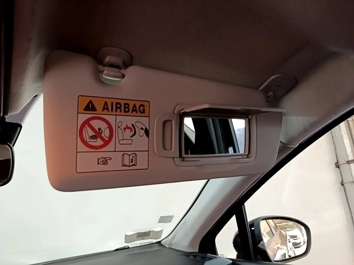 Détail du pare-soleil côté conducteur avec miroir de courtoisie ouvert dans un Renault Captur noir 2021.