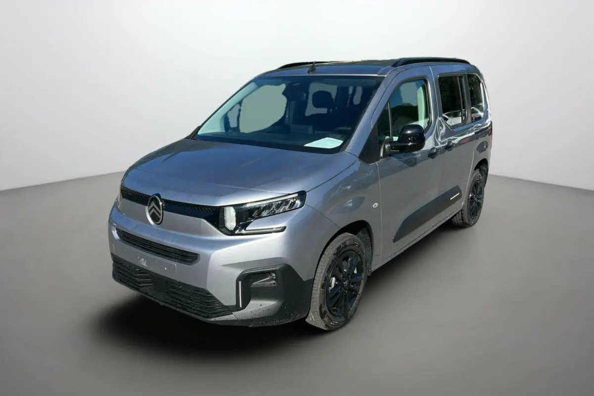 Citroën Berlingo BlueHDi 130 gris Artense, vue 3/4 avant droit avec jantes alu noires et barres de toit.