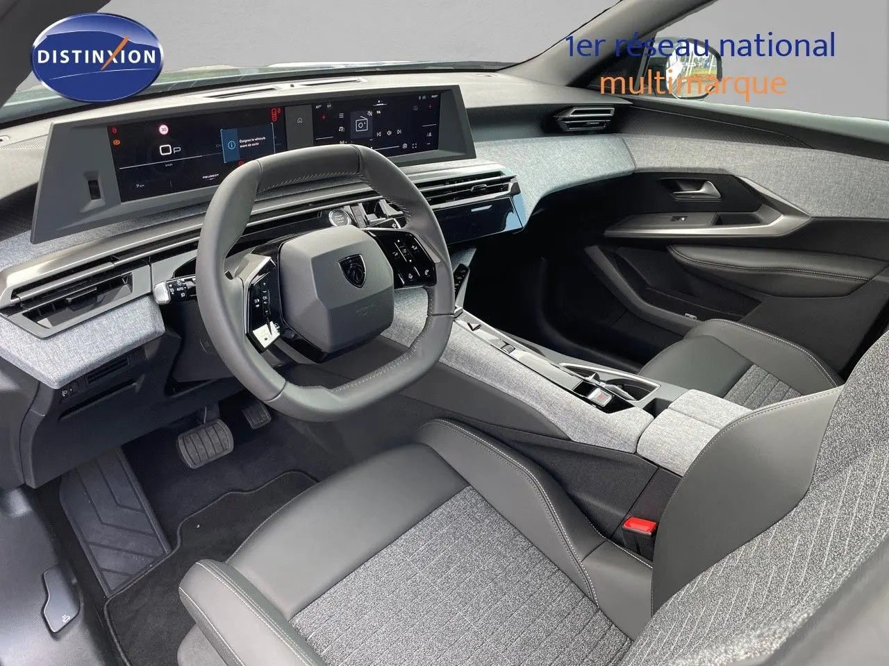 Intérieur moderne du Peugeot 3008 Hybrid 2025, vue côté conducteur, avec tableau de bord numérique et sièges gris tissu et cuir.