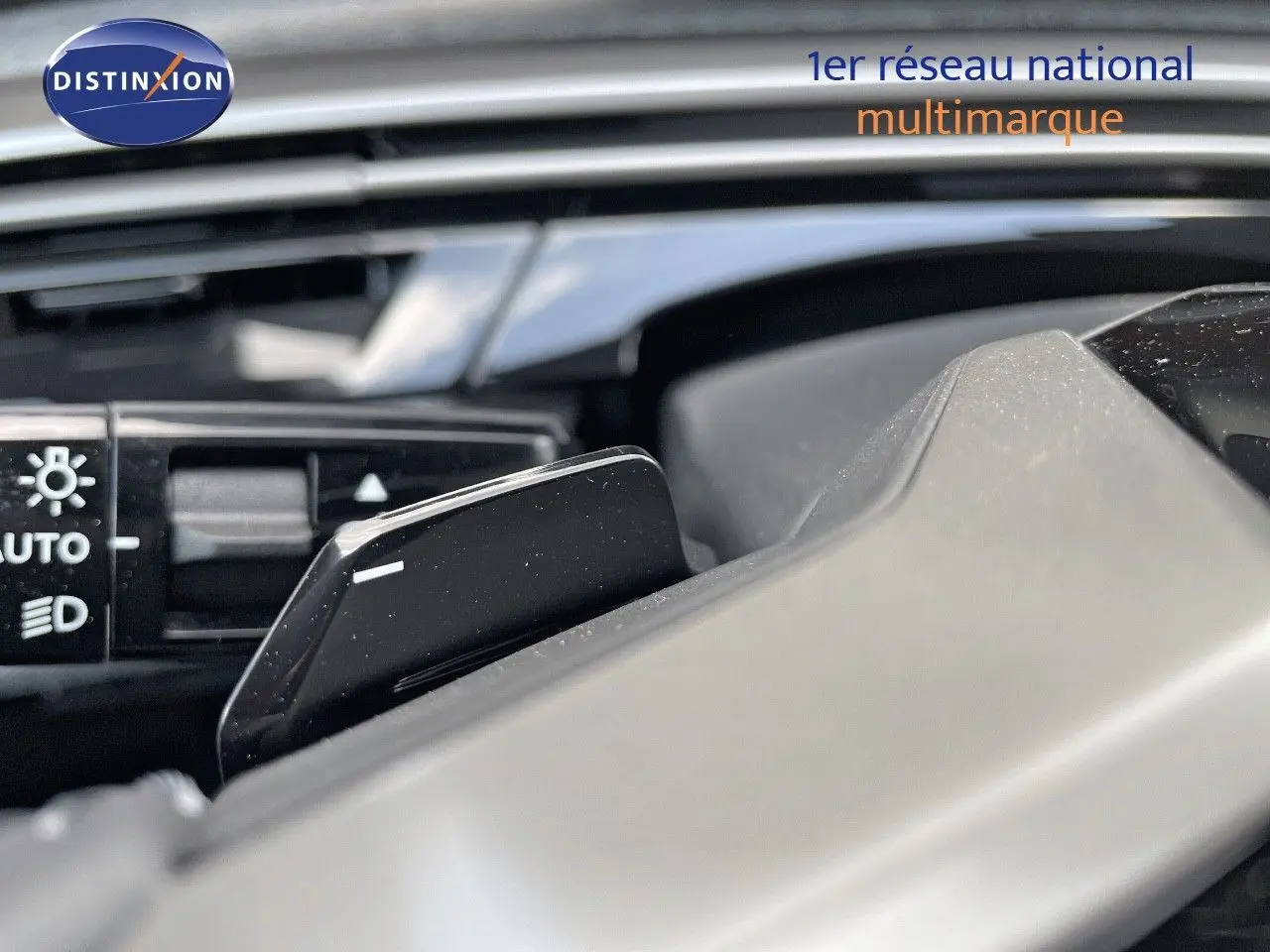 Gros plan sur la palette de changement de vitesse noire à l'intérieur du Peugeot 3008 Hybrid 2025.