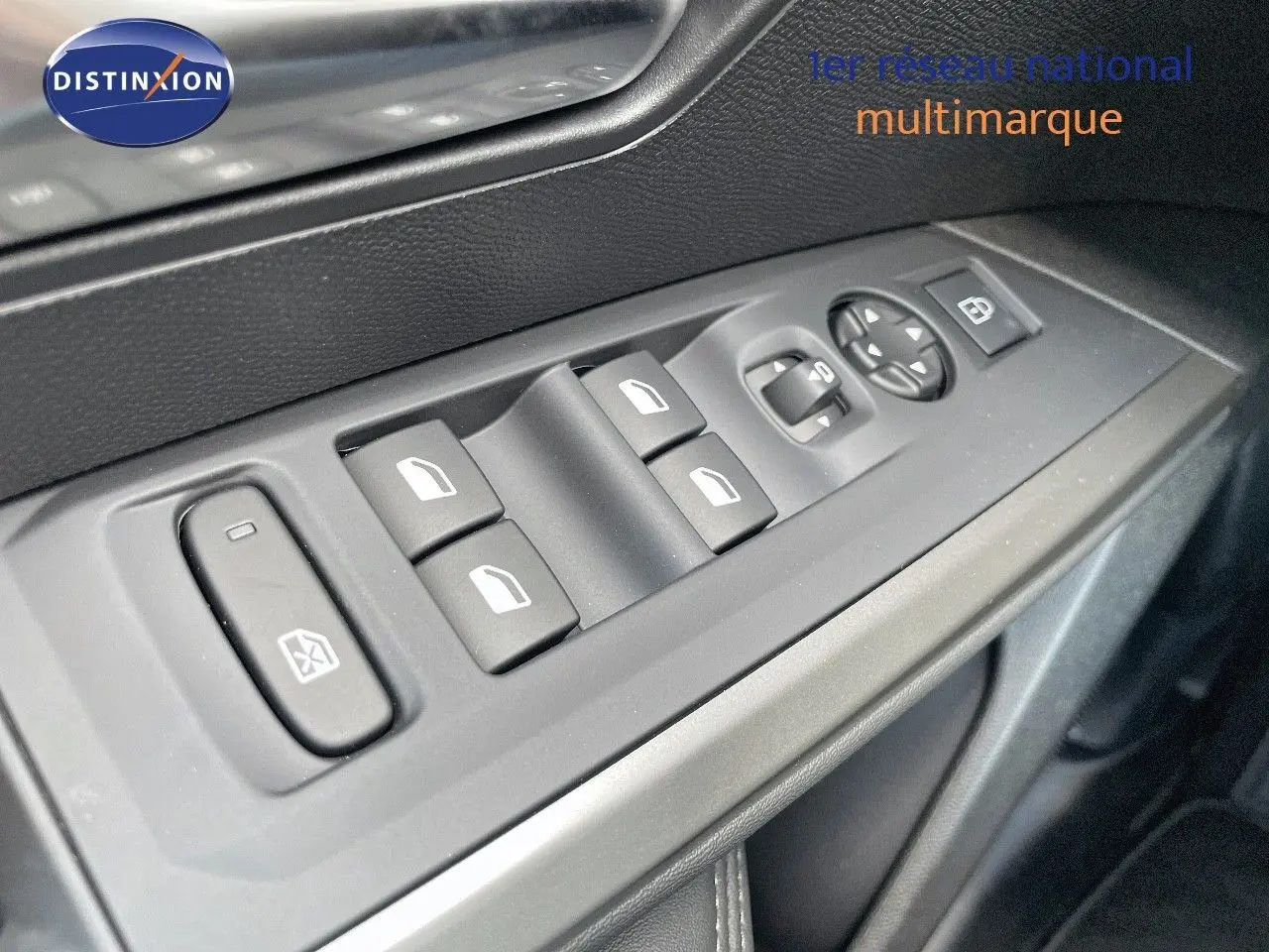 Commande des vitres électriques sur la porte côté gauche d'un Peugeot 3008 Hybrid bleu Ingaro Metal 2025.