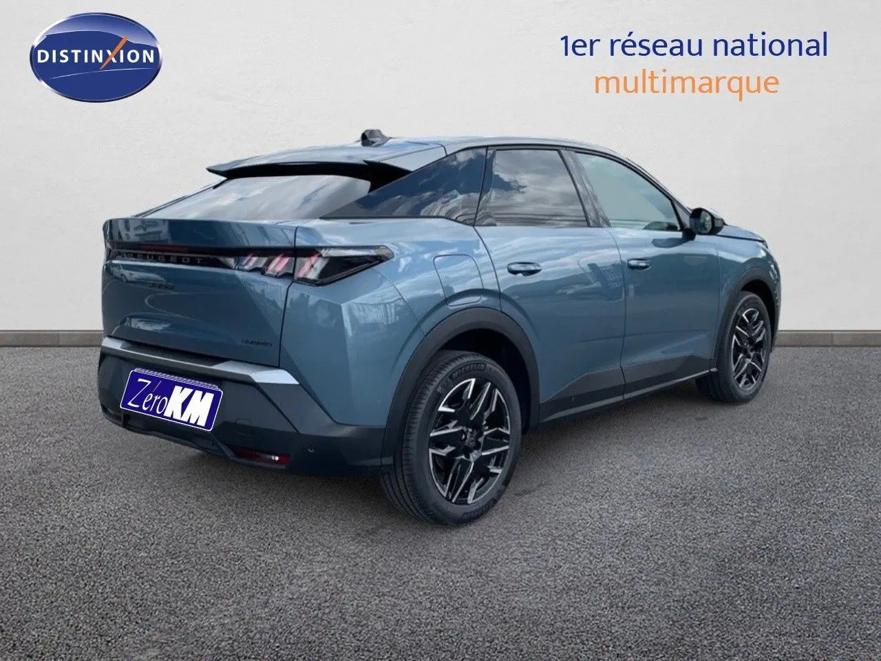 Vue 3/4 arrière droite d'un Peugeot 3008 Hybrid bleu Ingaro Métal avec jantes noires et toit noir brillant.