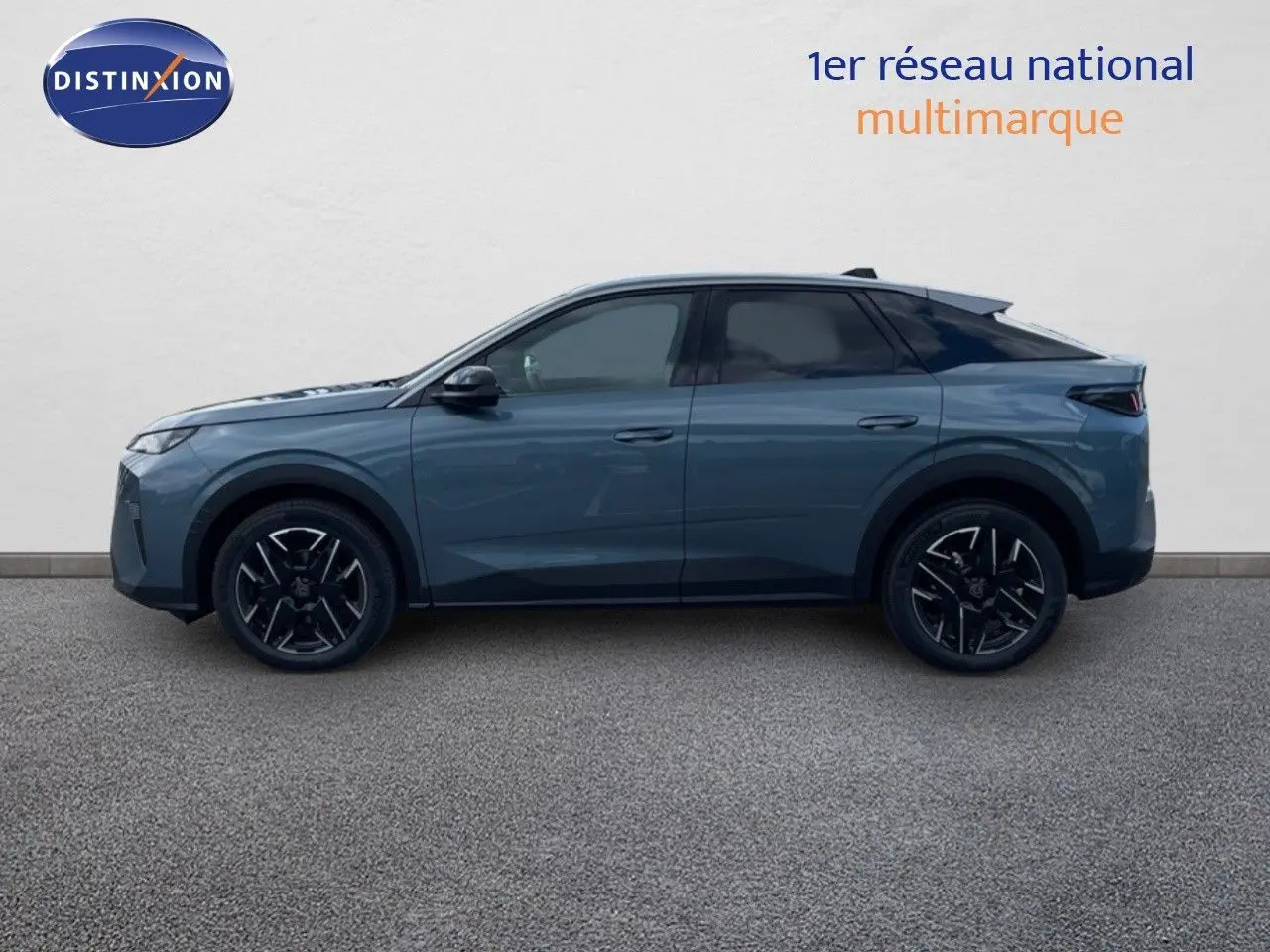 Profil latéral gauche du Peugeot 3008 Hybrid 136ch Allure en bleu Ingaro Metal avec jantes noires stylisées.