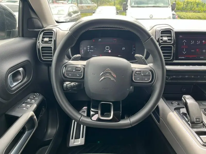 Vue frontale du volant cuir noir et tableau de bord numérique du Citroën C5 Aircross 2021 avec écran tactile et commandes intégrées