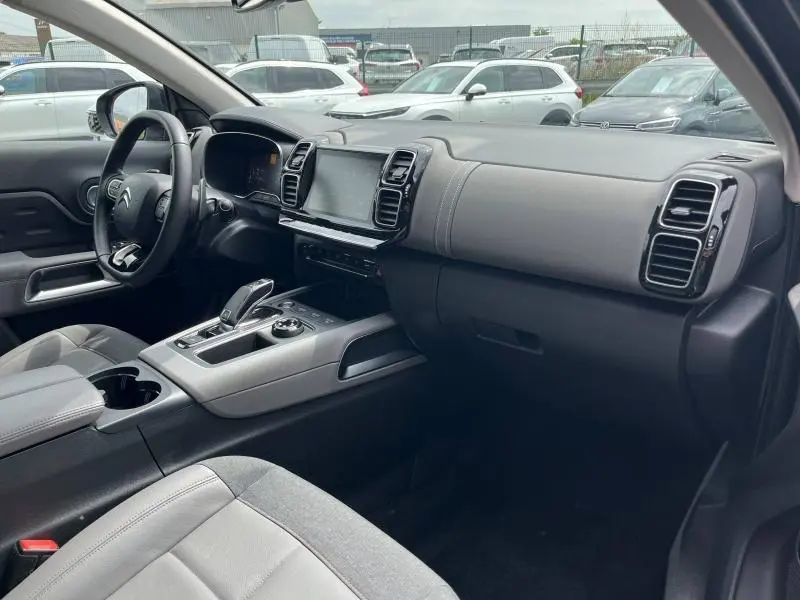 Vue intérieure côté conducteur du Citroën C5 Aircross 2021, tableau de bord et sièges en Alcantara noir et tissu gris.