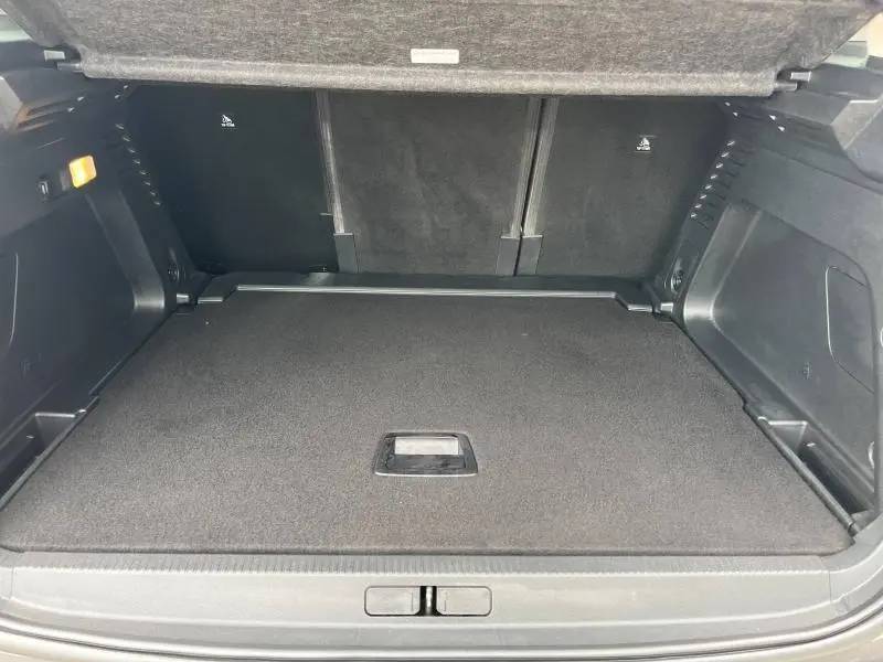 Coffre spacieux vu de l'arrière du Citroën C5 Aircross gris acier avec plancher plat et habillage noir.