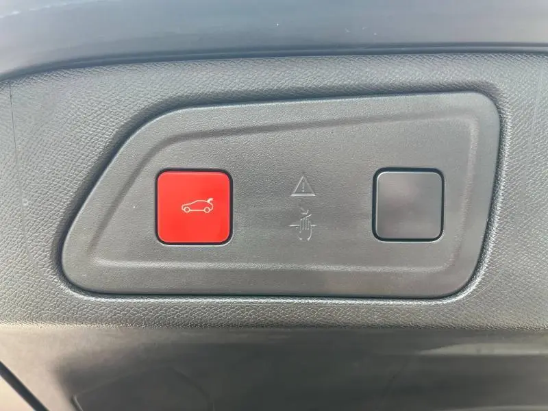 Gros plan sur les boutons de commande du hayon électrique dans l'habitacle du Citroën C5 Aircross gris acier.