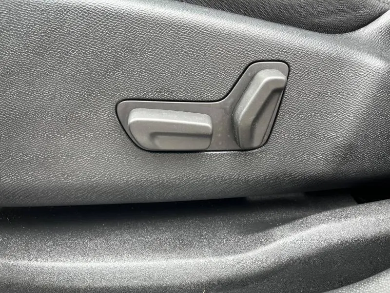 Détail des commandes électriques de réglage du siège avant en cuir noir du Citroën C5 Aircross Gris Acier 2021.