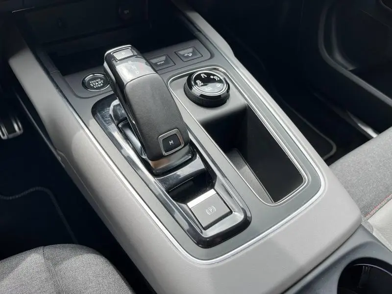 Gros plan sur la console centrale grise du Citroën C5 Aircross 2021, avec levier de vitesse automatique et commandes de conduite.