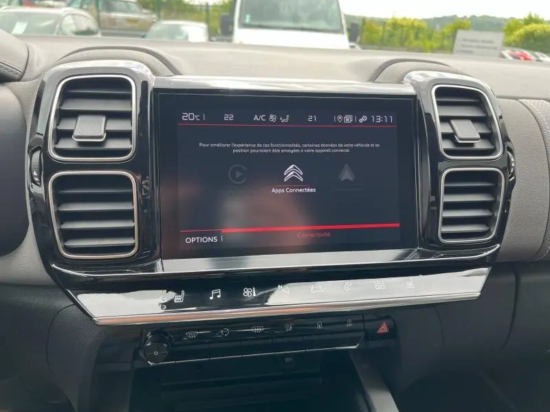 Écran tactile central du tableau de bord du Citroën C5 Aircross 2021 avec commandes clim et connectivité visible.