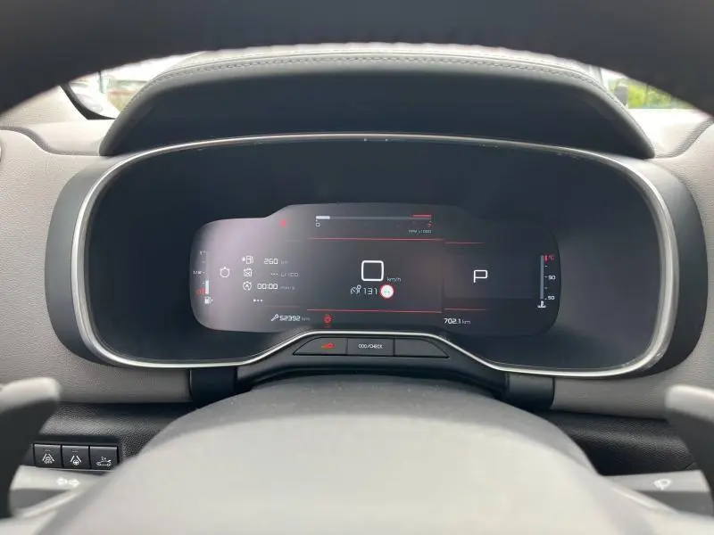 Tableau de bord numérique du Citroën C5 Aircross 2021, affichage clair avec compteur central et indicateurs latéraux.
