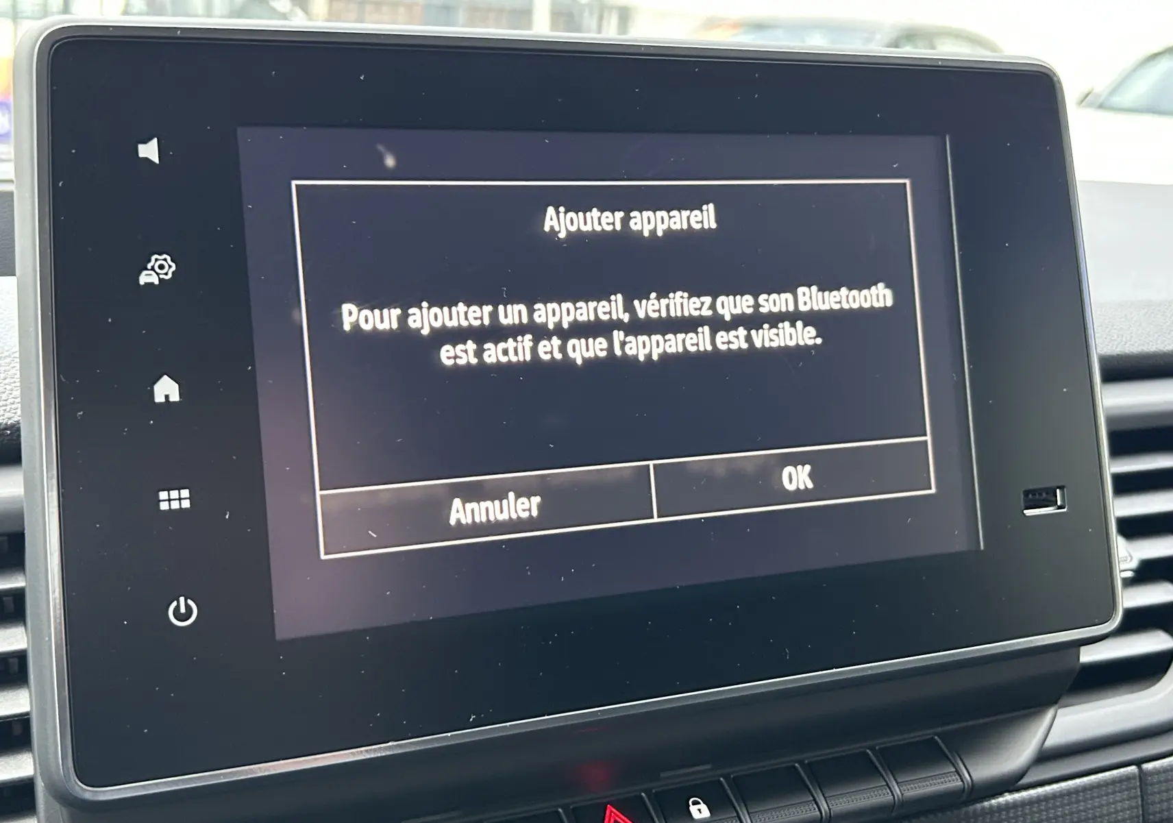 Écran tactile central du Renault Trafic Fourgon 2025 affichant l'interface d'ajout d'appareil Bluetooth.