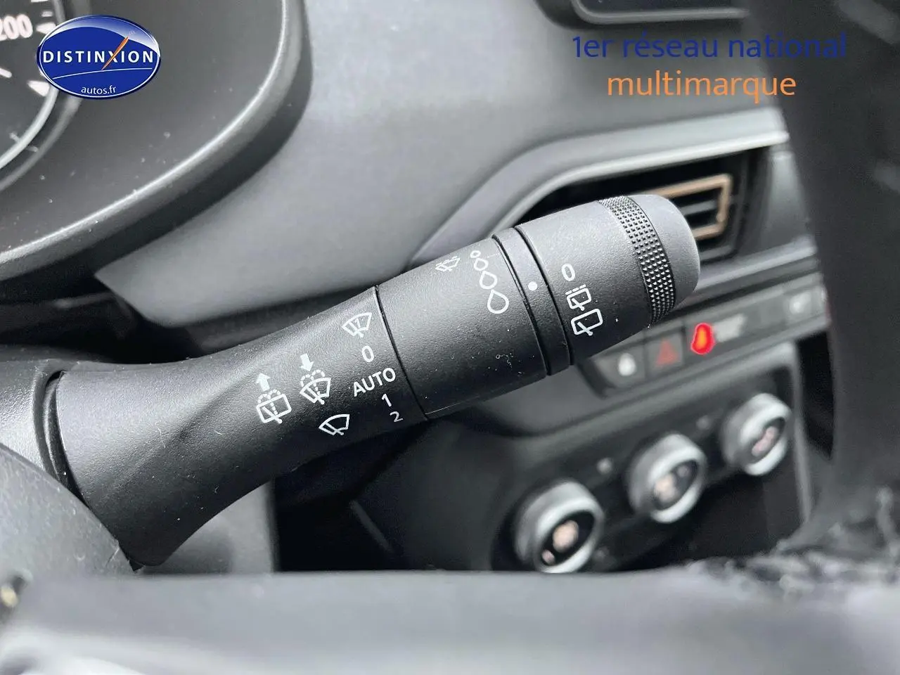 Gros plan sur la commande des essuie-glaces dans l’habitacle noir du Dacia Jogger blanc, version 2025.