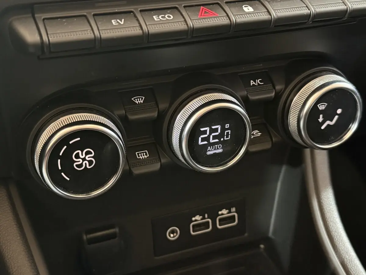 Gros plan sur les commandes de climatisation du Renault Captur bleu 2024 avec affichage digital à 22°C.