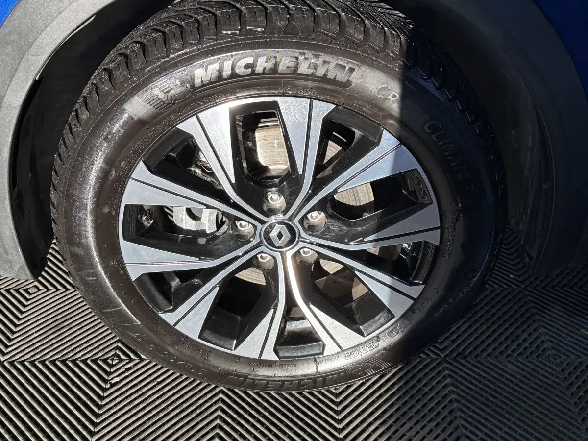 Gros plan sur la jante alliage bicolore avec logo Renault au centre, montée sur pneu Michelin CrossClimate 2.