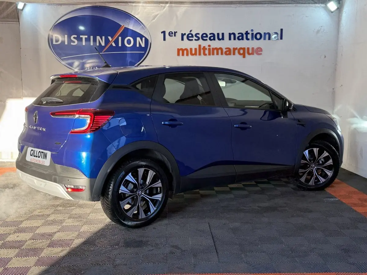 Renault Captur bleu en vue profil droit, mettant en valeur ses jantes alliage et feux arrière LED distinctifs.