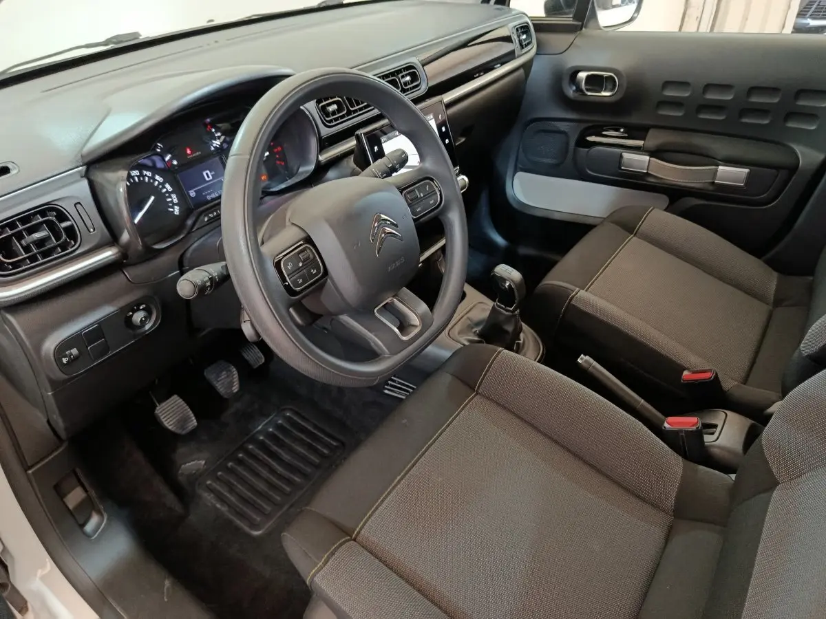 Vue intérieure côté conducteur de la Citroën C3 2020, tableau de bord noir avec écran tactile et volant multifonction.