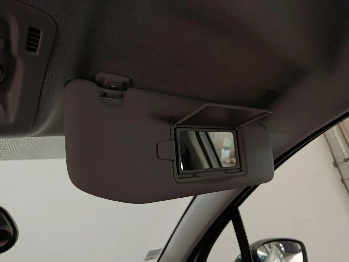 Détail intérieur sur le pare-soleil côté conducteur de la Citroën C3 blanche, avec miroir de courtoisie visible.