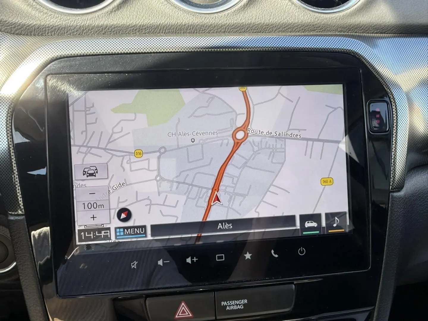 Écran tactile central du Suzuki Vitara 2025 montrant la navigation avec carte et itinéraire en vue rapprochée.