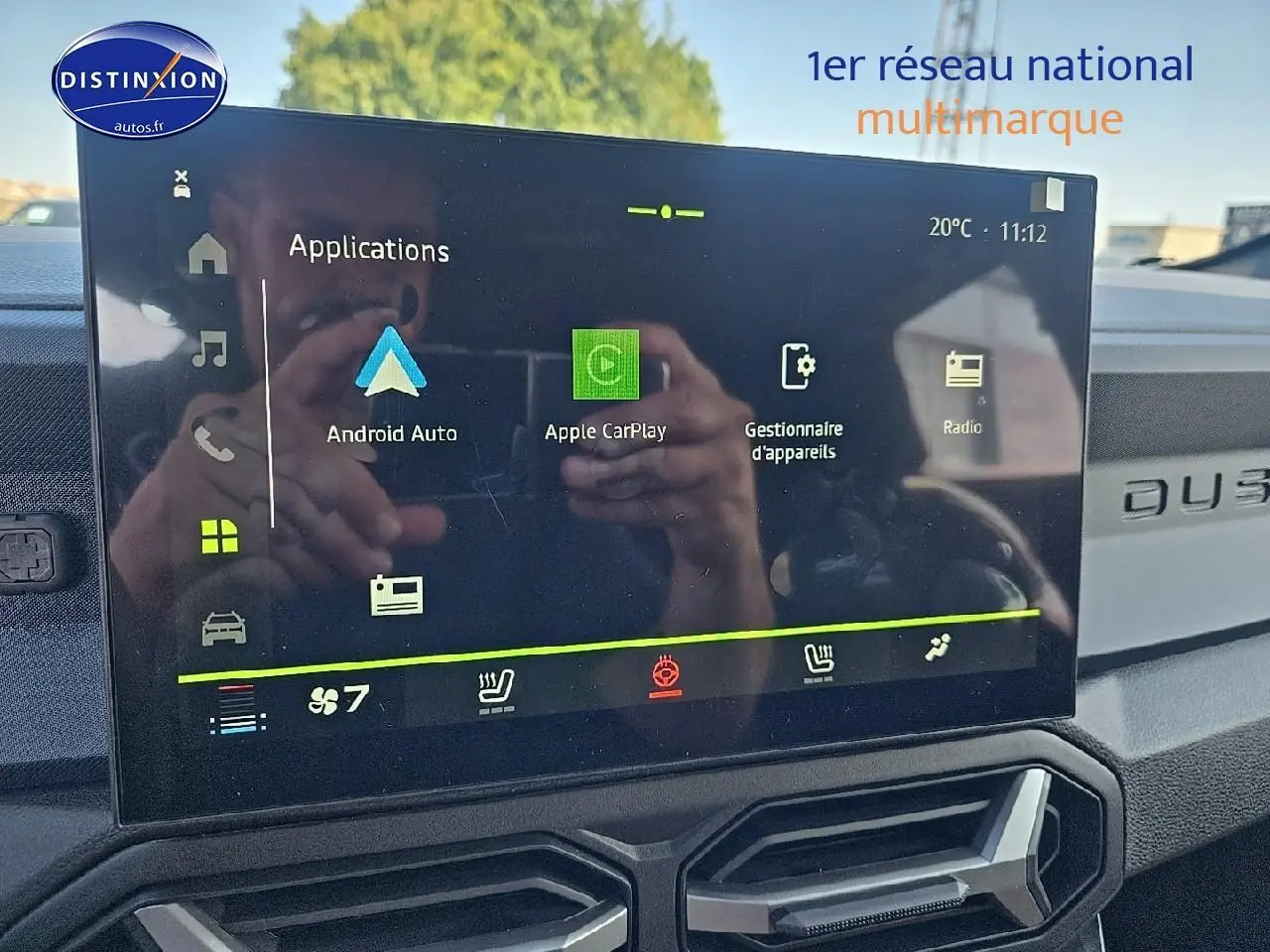 Écran tactile central du tableau de bord du Dacia Duster 2025 avec interface Apple CarPlay et Android Auto.