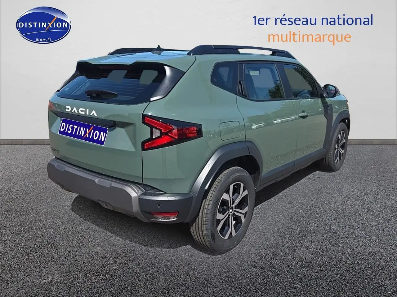 Vue 3/4 arrière droite du Dacia Duster 2025 vert kaki avec barres de toit et jantes alu distinctives.