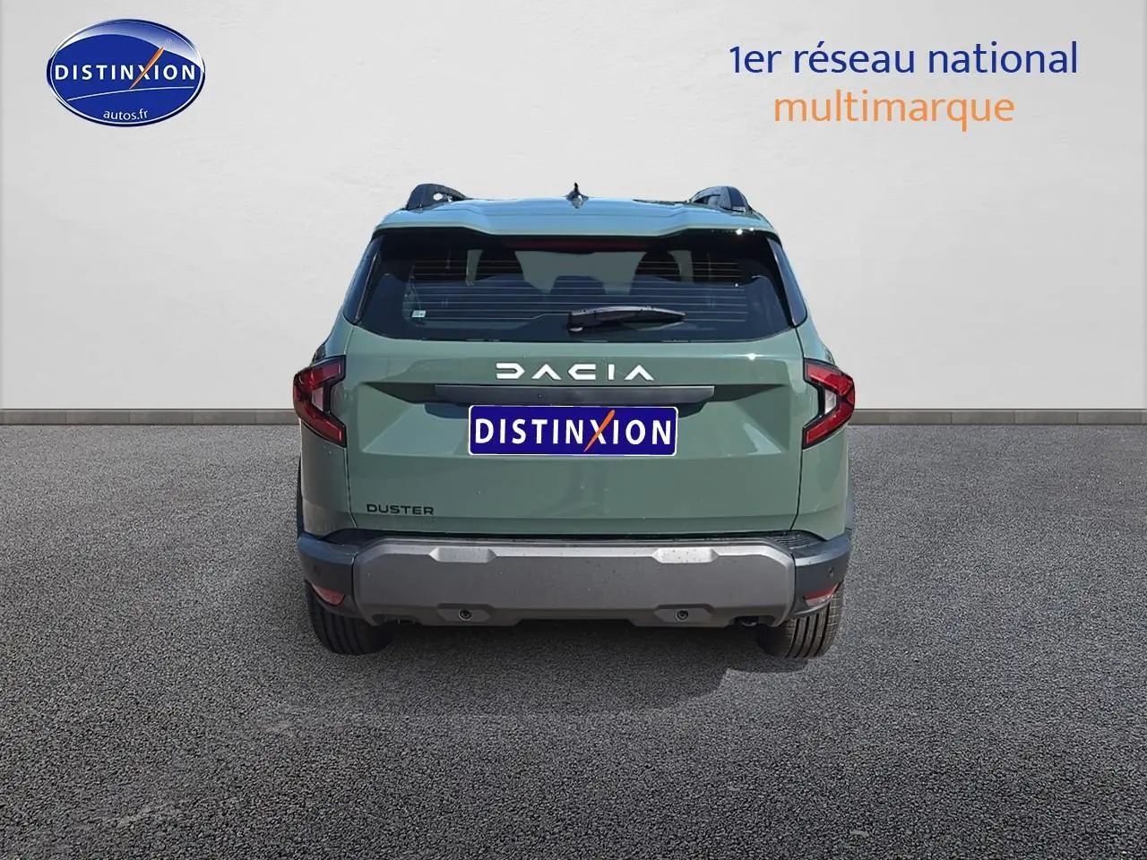 Vue arrière d'un Dacia Duster vert kaki 2025 avec logo DACIA et bouclier arrière gris foncé.