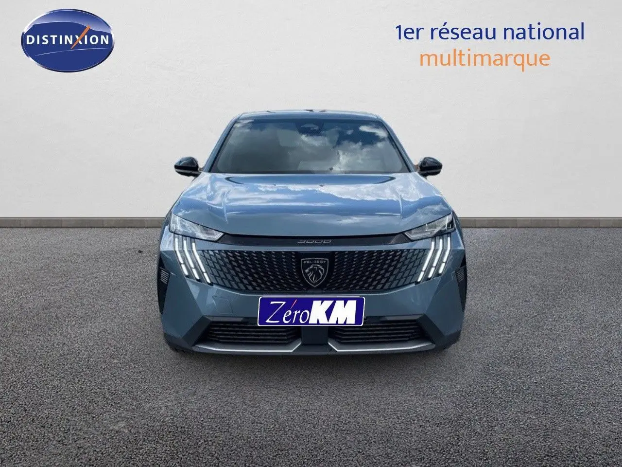 Vue frontale d'un Peugeot 3008 hybride bleu Ingaro Metal avec calandre noire et feux LED distinctifs en griffes.