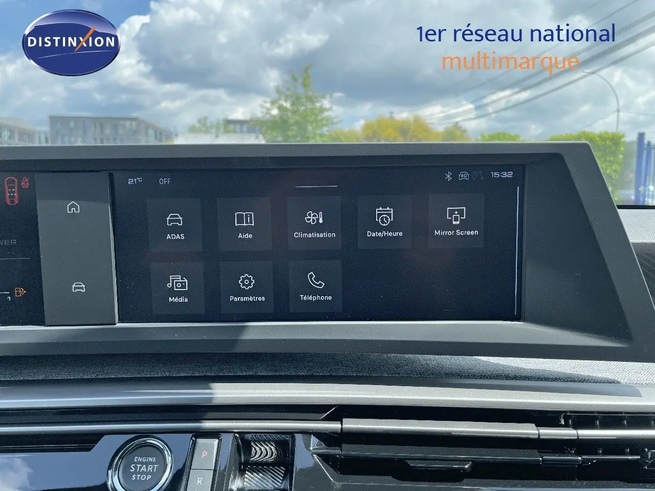 Tableau de bord du Peugeot 3008 Hybrid 136ch Allure 2025 avec écran tactile central affichant les options de climatisation et multimédia.
