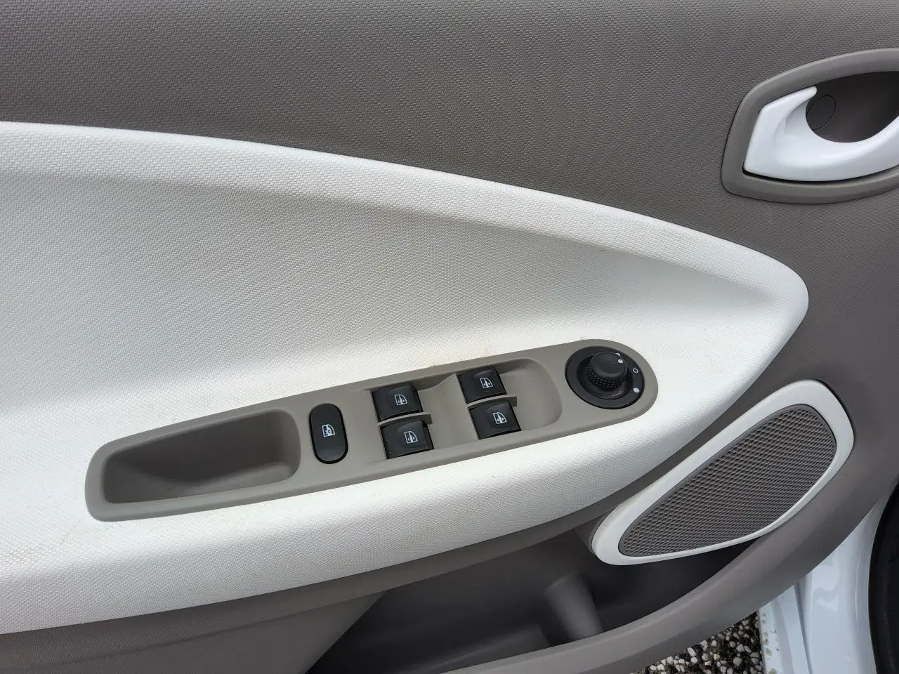 Panneau de porte avant gauche blanc de Renault ZOE Z.E. R240 Life avec commandes électriques et haut-parleur intégré.