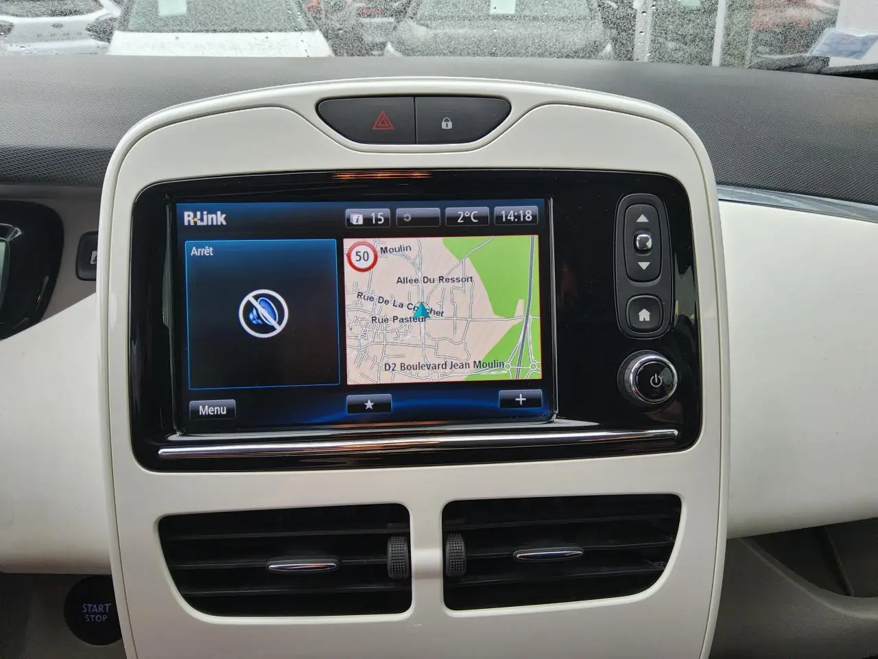 Tableau de bord blanc de Renault ZOE Z.E. R240 Life 2016 avec écran R-Link affichant navigation et commandes.