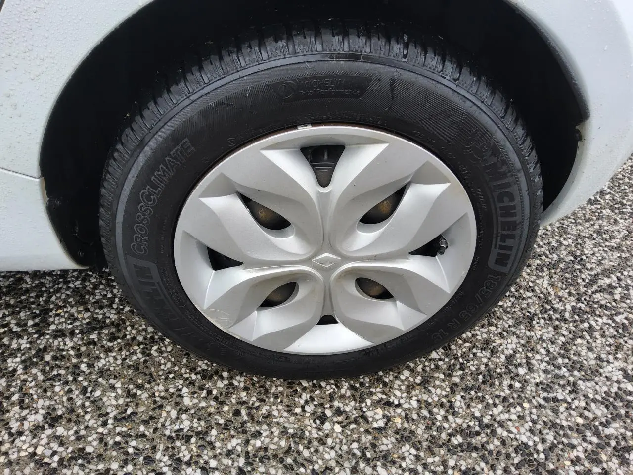 Gros plan sur la roue arrière droite d'une Renault ZOE blanche, mettant en valeur le pneu Michelin et l'arche de roue.