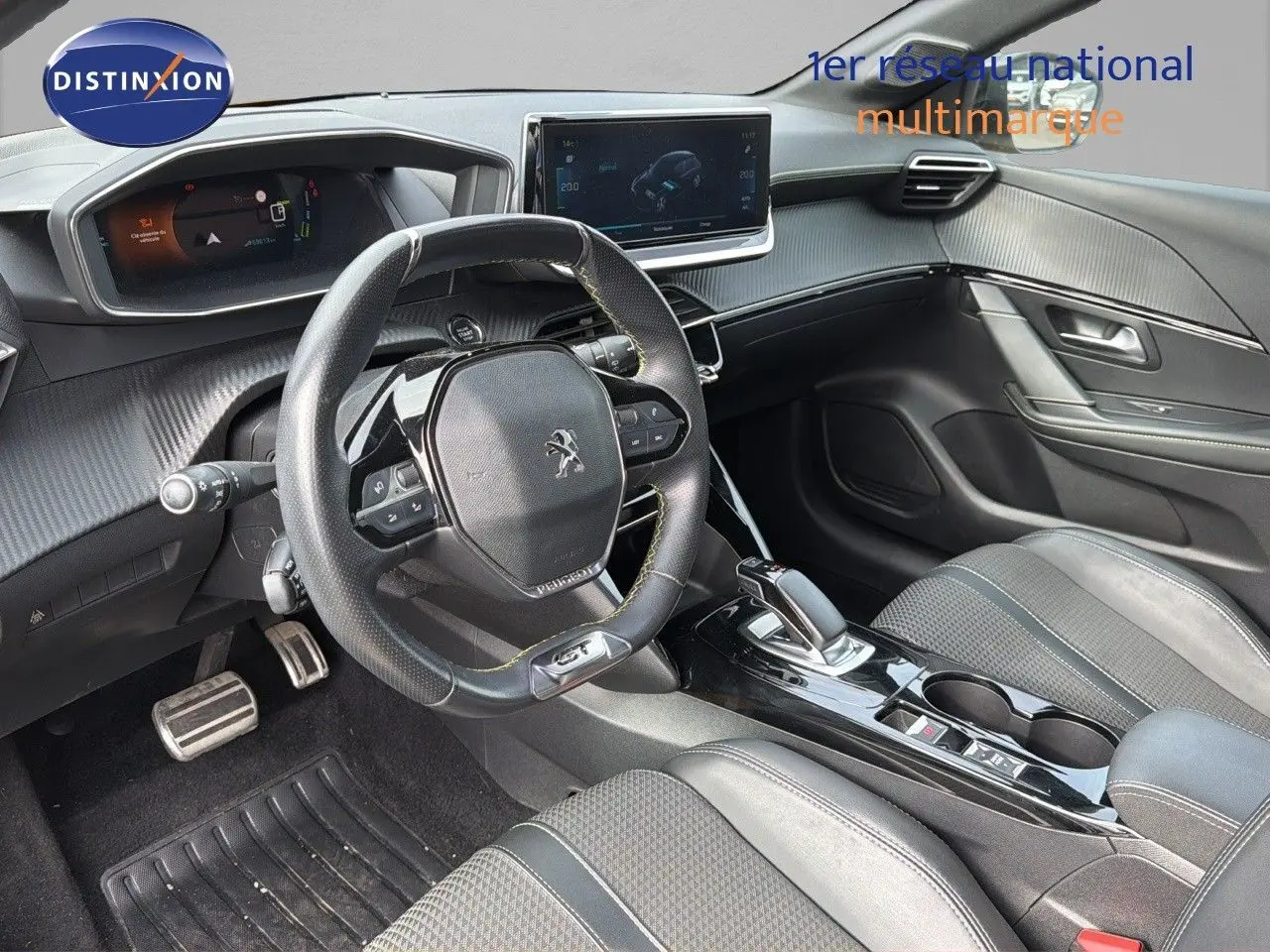 Intérieur de la Peugeot 208 électrique 136ch GT Line 2020, vue côté conducteur, tableau de bord et volant noir avec surpiqûres jaunes.