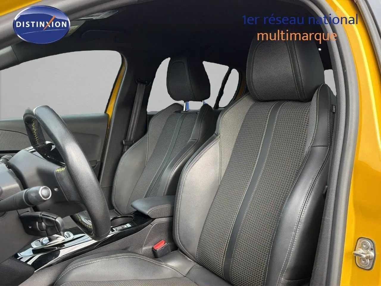 Vue intérieure côté conducteur de la Peugeot 208 électrique jaune Faro avec sièges en cuir noir et surpiqûres jaunes.