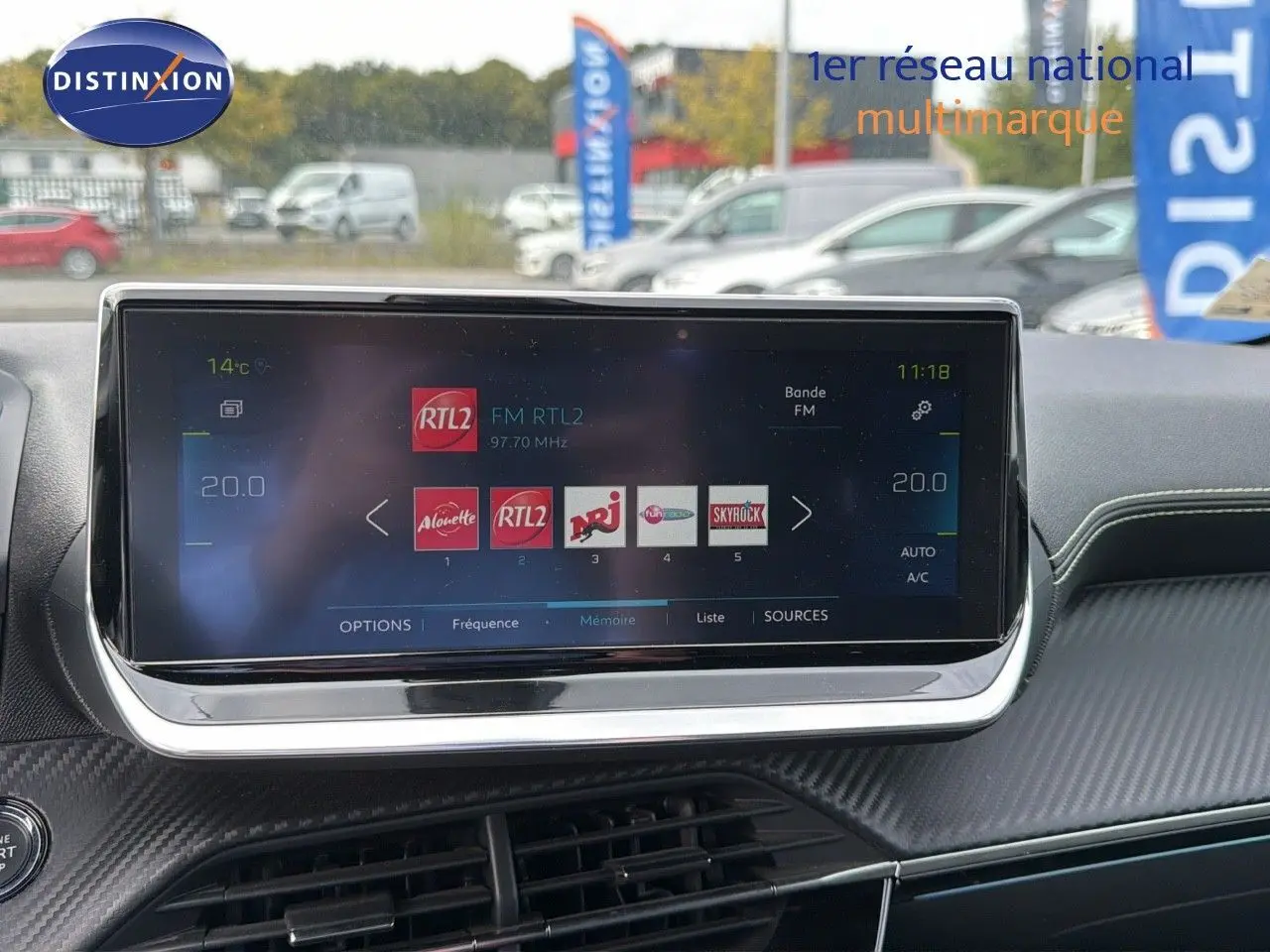 Écran tactile central affichant les stations radio FM dans l'habitacle d'une Peugeot 208 électrique 2020.