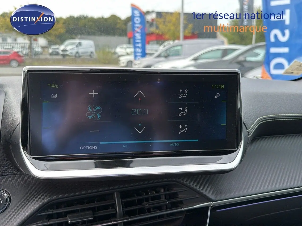 Écran tactile du tableau de bord de la Peugeot 208 électrique 136ch GT Line, affichant la climatisation à 20°C.